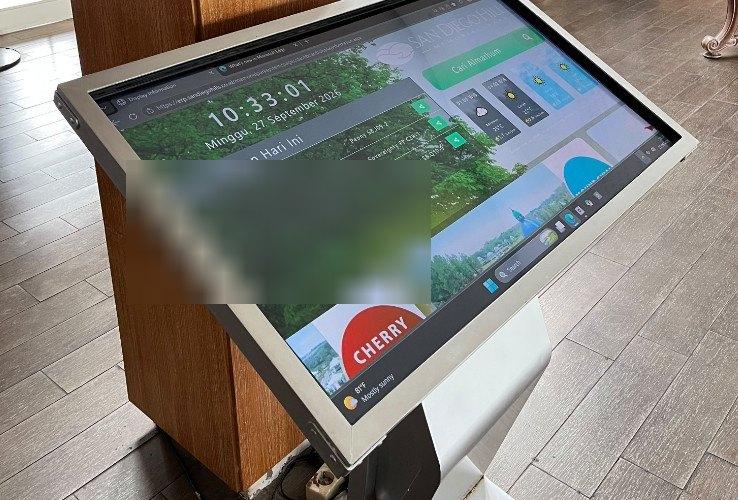 Kiosk layar sentuh di lobi San Diego Hills untuk mencari lokasi makam saat ziarah