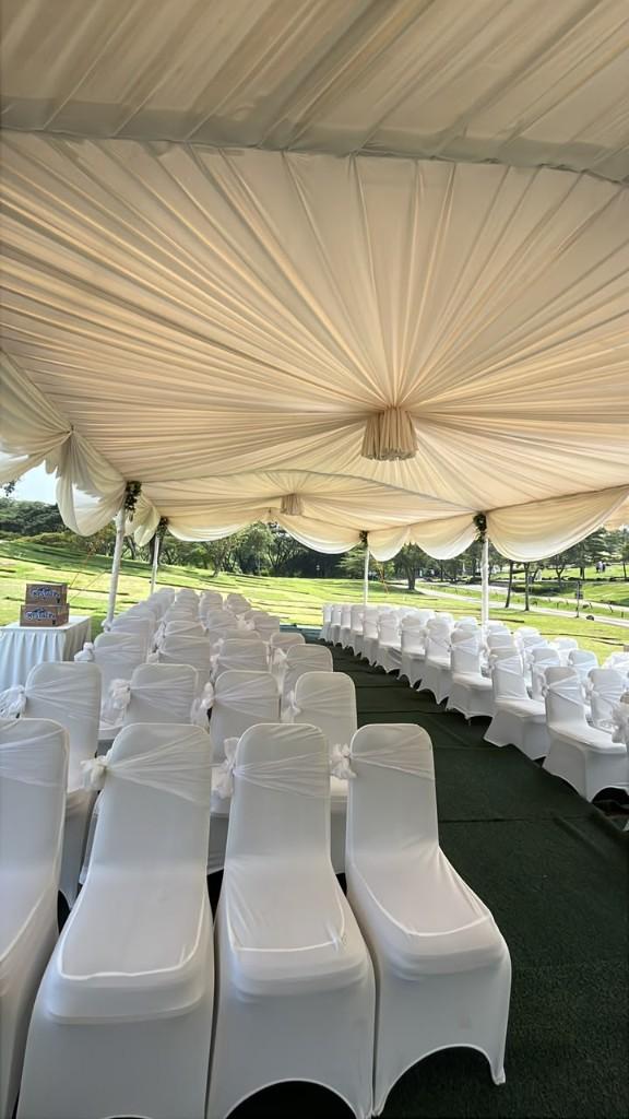 Interior tenda Paket Deluxe, kursi cover putih di San Diego Hills