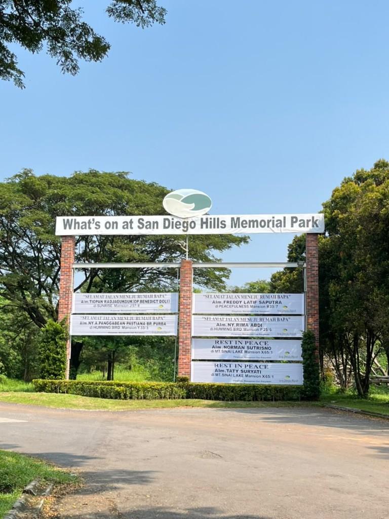 Papan What's on at San Diego Hills Memorial Park di gerbang kawasan